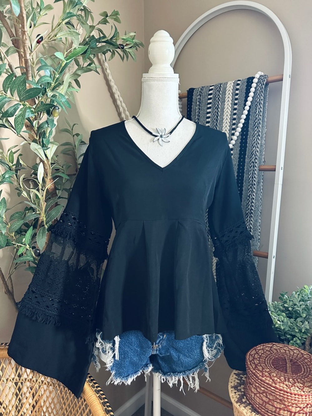 Boohoo Black Boho Lace Bell Sleeve Blouse US 6 | Peplum V Neck Flowy Top